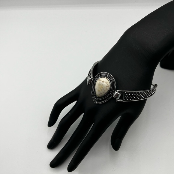 Women’s Semiprecious Cabochon Teardrop Stone Silver Bracelet - Picture 7 of 9